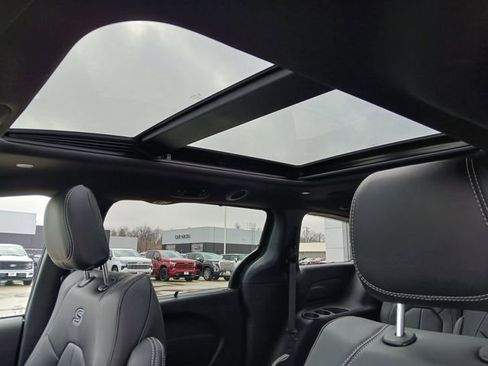 New 2026 Chrysler Pacifica Select image 26