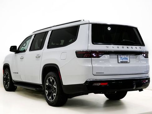 Used 2023 Jeep Wagoneer L Series III w/ Preferred Equipment Group image 7