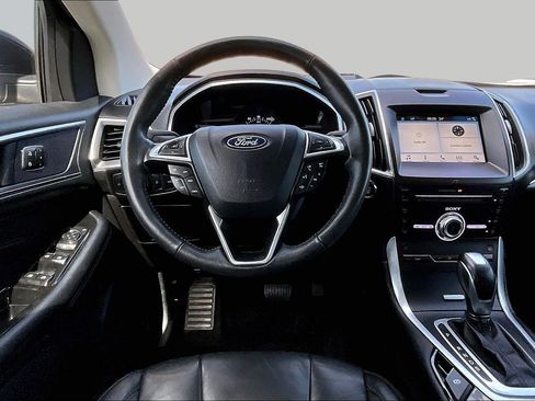 Used 2018 Ford Edge Titanium FWD image 5