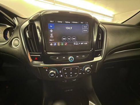 Used 2023 Chevrolet Traverse Premier FWD image 25