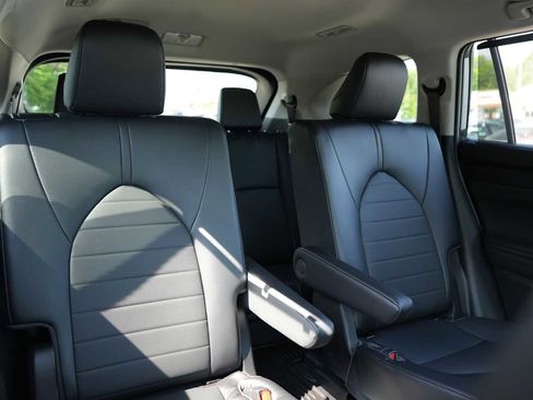 Used 2022 Toyota Highlander XLE AWD/4WD image 30