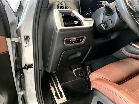 Used 2023 BMW X7 xDrive40i w/ M Sport Package AWD/4WD image 31