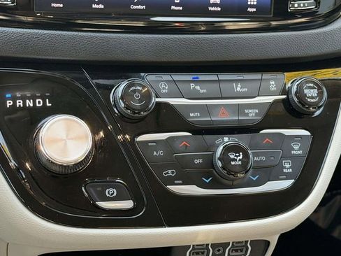Used 2024 Chrysler Pacifica Touring-L image 17