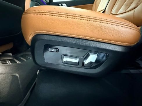 Used 2022 BMW X7 xDrive40i w/ Premium Package image 14