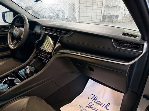 Used 2023 Jeep Grand Cherokee L Laredo image 12