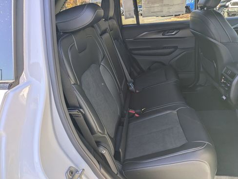 New 2025 Jeep Grand Cherokee 4WD image 26