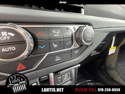 New 2025 Jeep Wrangler Unlimited Rubicon w/ Technology Group image 24