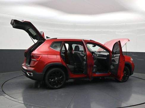Used 2024 Volkswagen Taos SE w/ Black Wheel Package FWD image 31