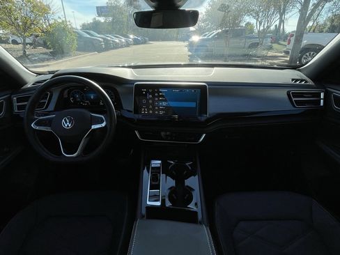Used 2024 Volkswagen Atlas Cross Sport SE image 12