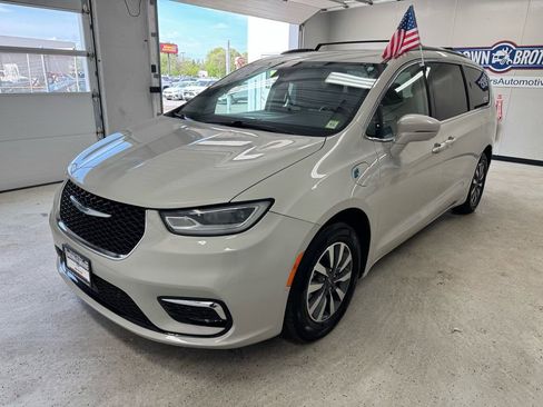 Used 2021 Chrysler Pacifica Touring-L FWD image 2