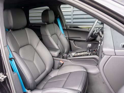 Used 2025 Porsche Macan image 32