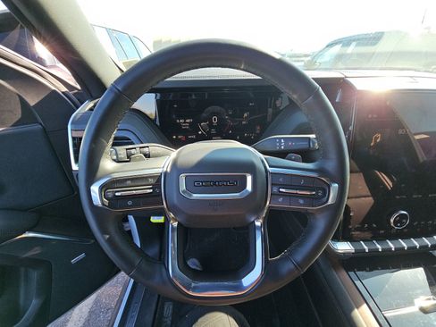 Used 2025 GMC Yukon Denali AWD/4WD image 8