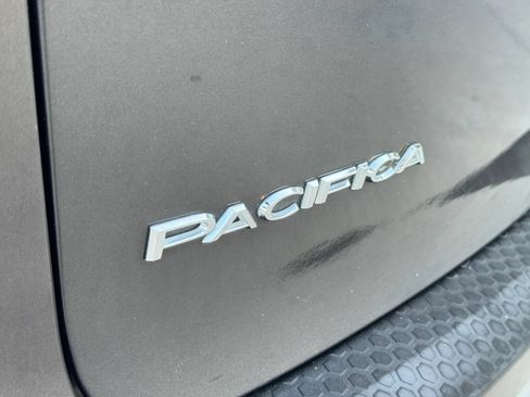 Used 2017 Chrysler Pacifica Touring-L Plus FWD image 49