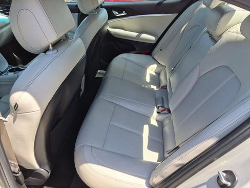 Used 2025 Genesis G70 2.5T RWD image 29