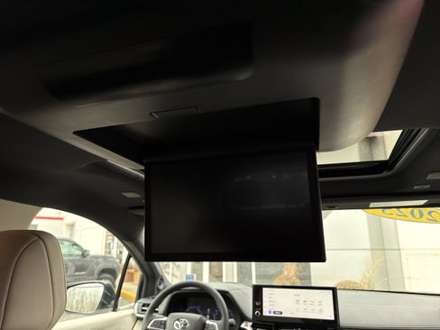 Used 2025 Toyota Sienna Platinum image 33