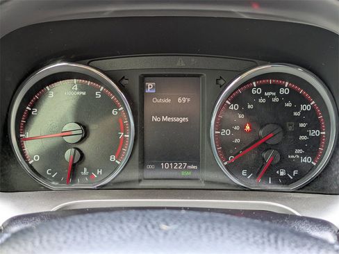 Used 2017 Toyota RAV4 SE image 30