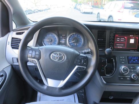 Used 2018 Toyota Sienna LE FWD image 20