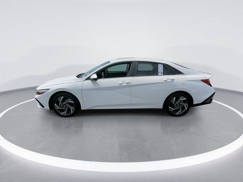 Certified 2025 Hyundai Elantra Limited FWD image 5
