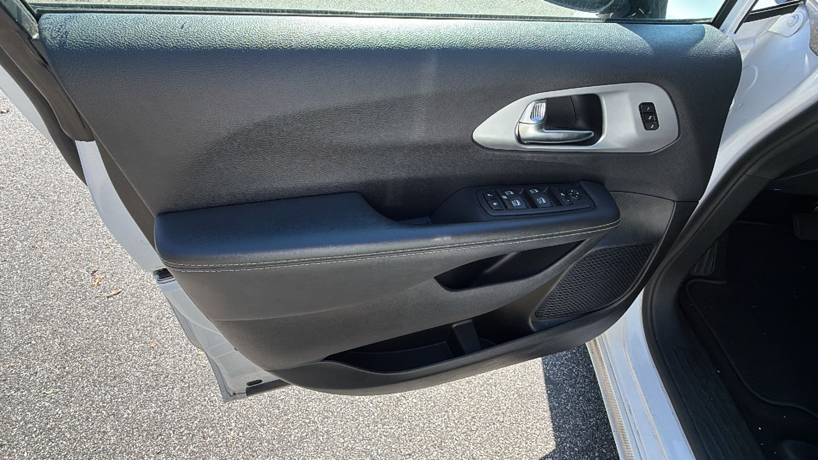 Used 2025 Chrysler Pacifica Limited FWD image 14