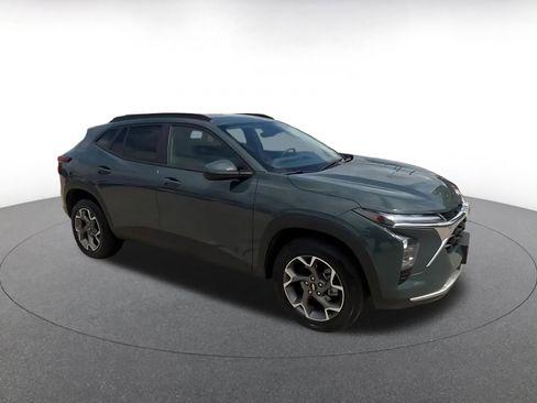 Used 2025 Chevrolet Trax LT w/ LT Convenience Package FWD image 2