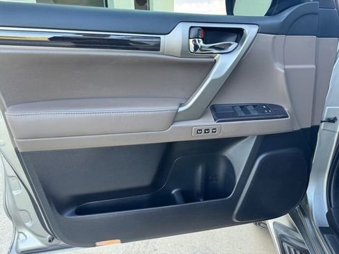 Used 2020 Lexus GX 460 Premium w/ Premium Package image 4