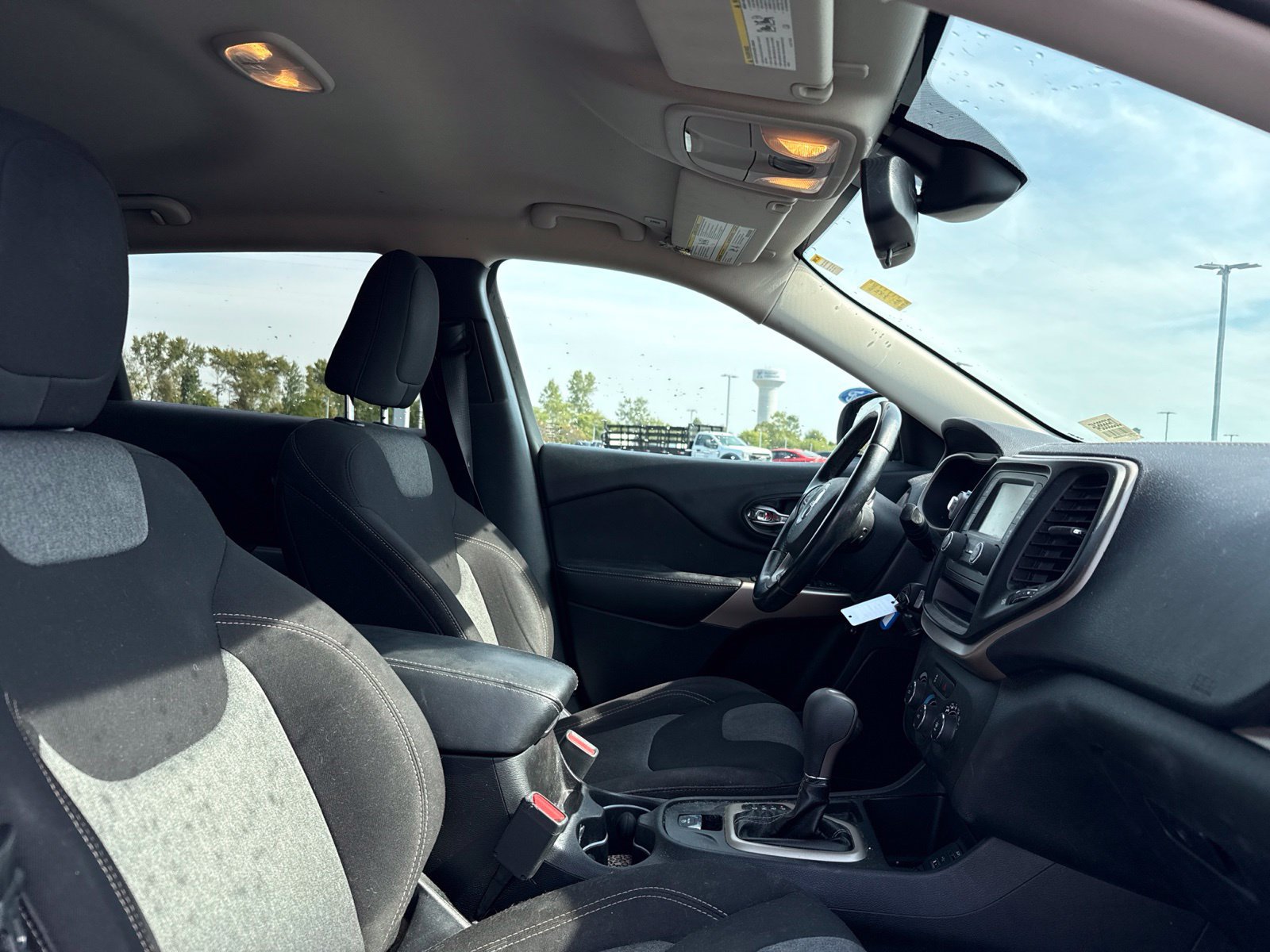 Used 2018 Jeep Cherokee Latitude w/ Altitude Package FWD image 15