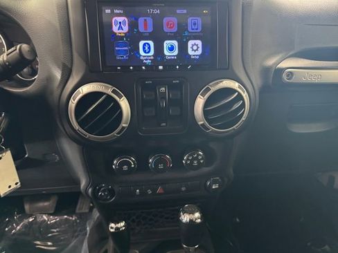 Used 2018 Jeep Wrangler Unlimited Sahara w/ Connectivity Group AWD/4WD image 5