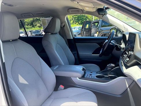 Used 2023 Toyota Highlander LE FWD image 11