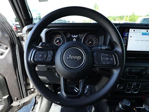 Used 2025 Jeep Gladiator Sport AWD/4WD image 11