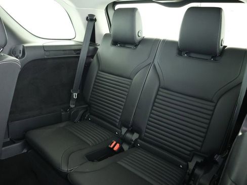 Used 2024 Land Rover Discovery S image 21