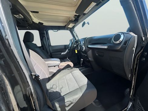 Used 2011 Jeep Wrangler Unlimited Sahara AWD/4WD image 9