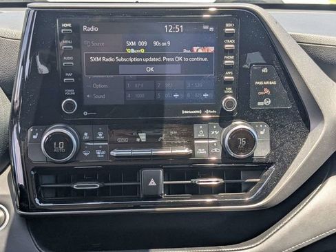 Used 2021 Toyota Highlander XLE FWD image 17