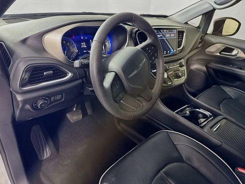 Used 2024 Chrysler Pacifica Limited w/ S Appearance Package image 9