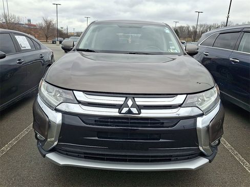 Used 2017 Mitsubishi Outlander SE image 2