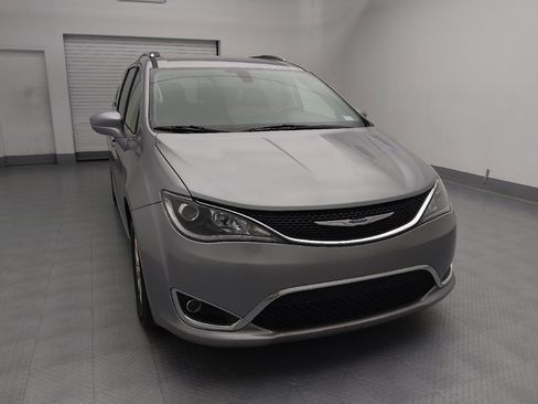 Used 2020 Chrysler Pacifica Touring-L image 14
