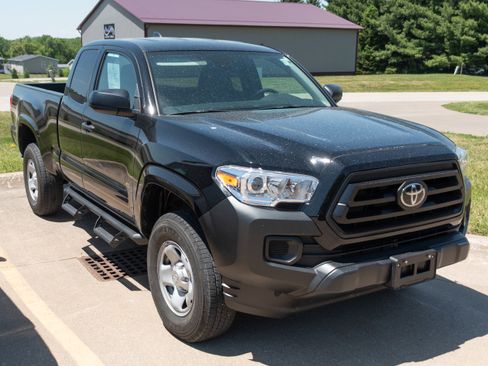 Used 2023 Toyota Tacoma SR RWD image 1