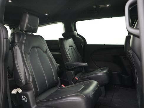 Used 2025 Chrysler Pacifica Select FWD image 14