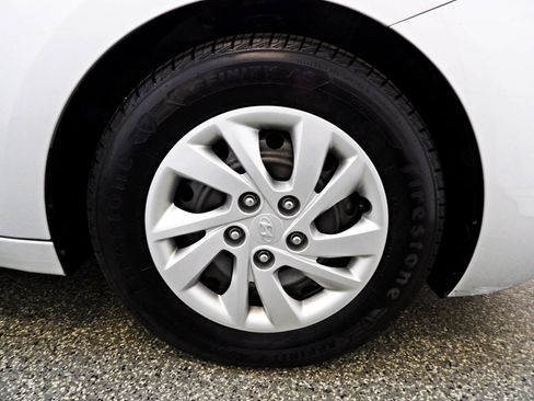 Used 2019 Hyundai Elantra SE FWD image 22