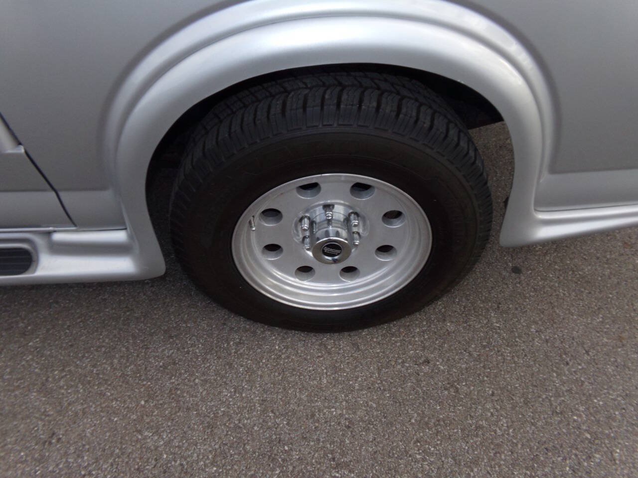 Used 2010 GMC Savana 1500 w/ Preferred Equipment Group RWD image 37