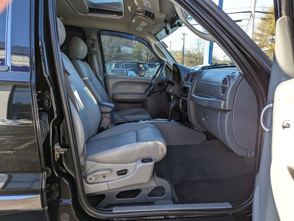 Used 2005 Jeep Liberty Limited AWD/4WD image 31