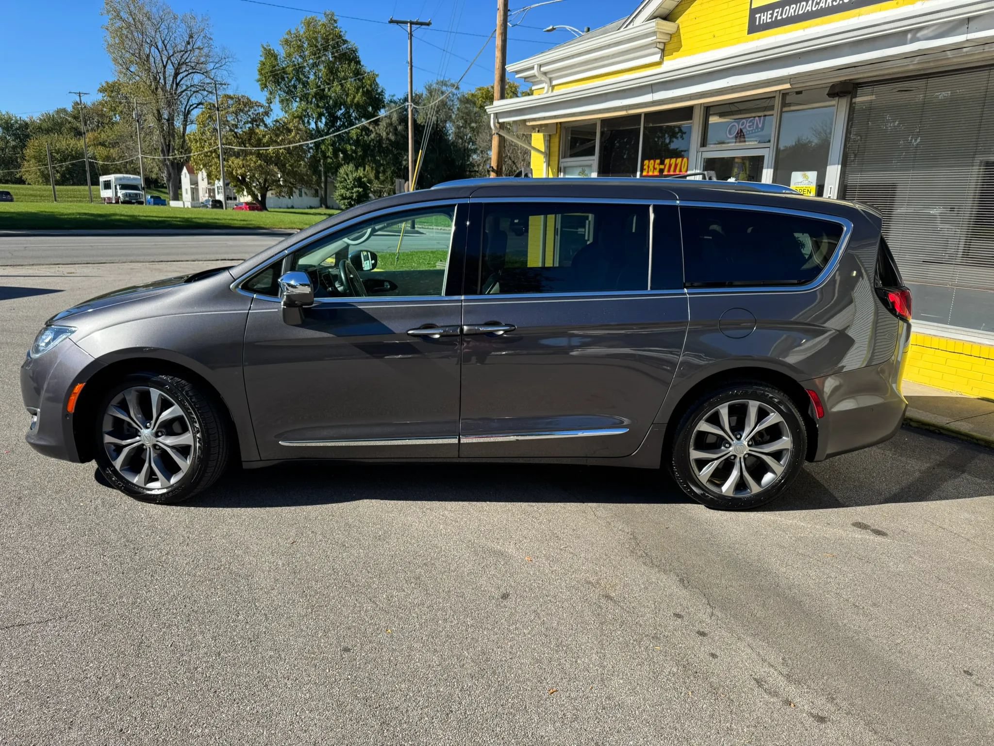 Used 2017 Chrysler Pacifica Limited FWD image 3