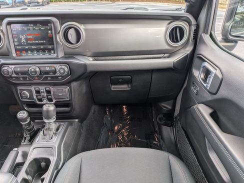 Used 2022 Jeep Wrangler Unlimited Sahara AWD/4WD image 17