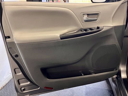 Used 2018 Toyota Sienna LE image 16