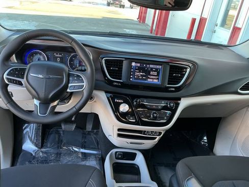 Used 2023 Chrysler Voyager LX FWD image 30