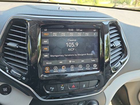 Used 2022 Jeep Cherokee Limited AWD/4WD image 17