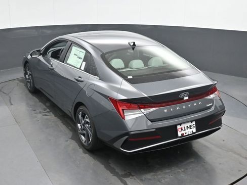 Used 2025 Hyundai Elantra Limited image 46