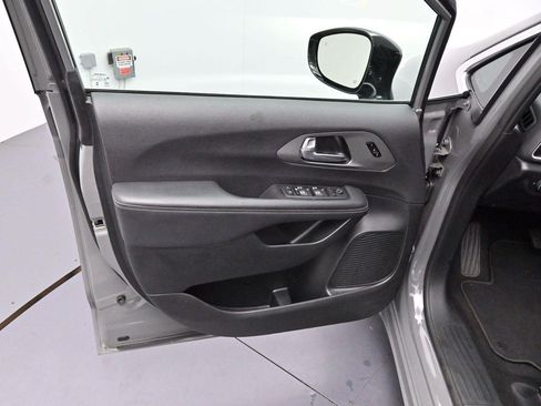 Used 2025 Chrysler Pacifica Select FWD image 38