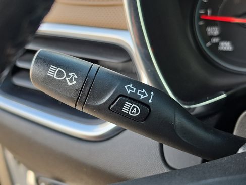 Used 2023 Chevrolet Equinox Premier FWD image 24