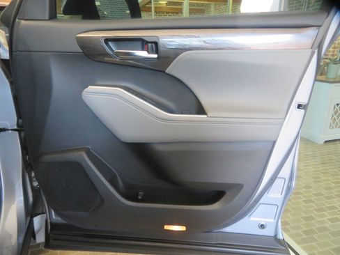 Used 2021 Toyota Highlander Platinum FWD image 30