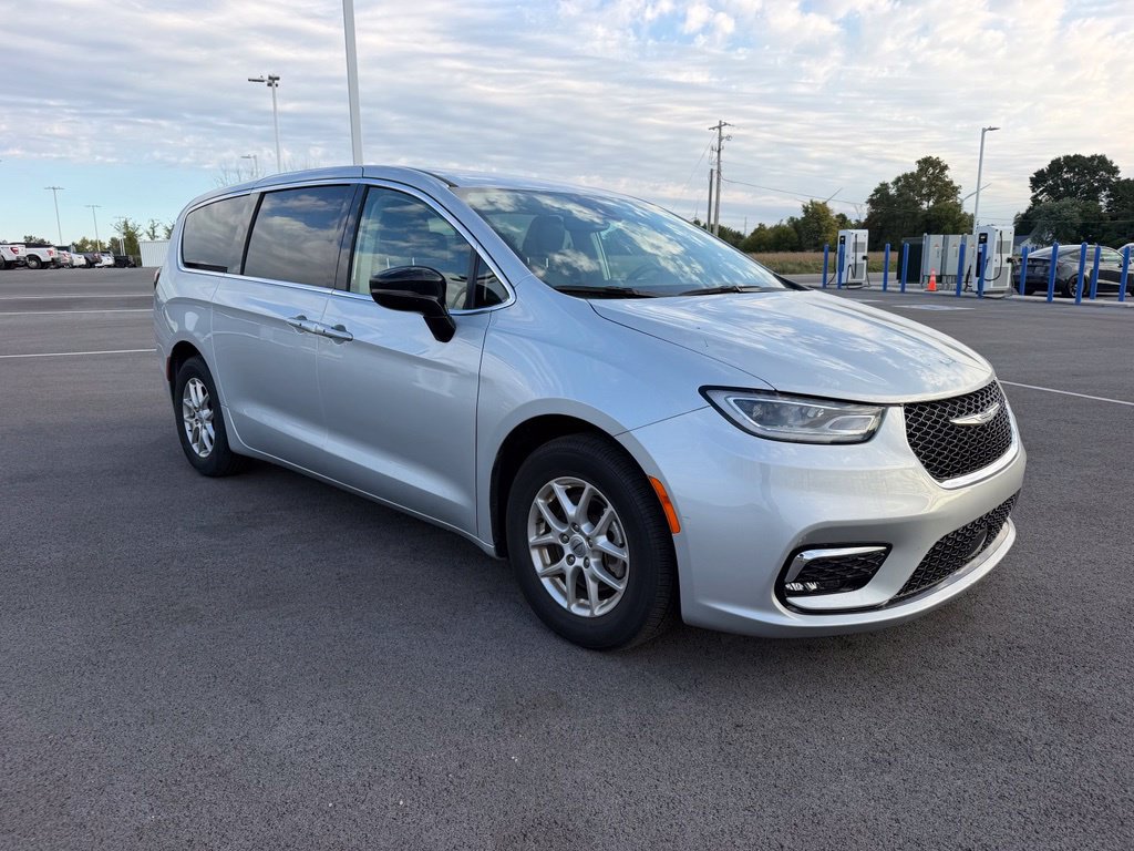 Used 2024 Chrysler Pacifica Touring-L FWD image 4